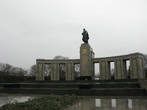 А в Западном Берлине есть ещё один сов.солдат — поменьше размером.