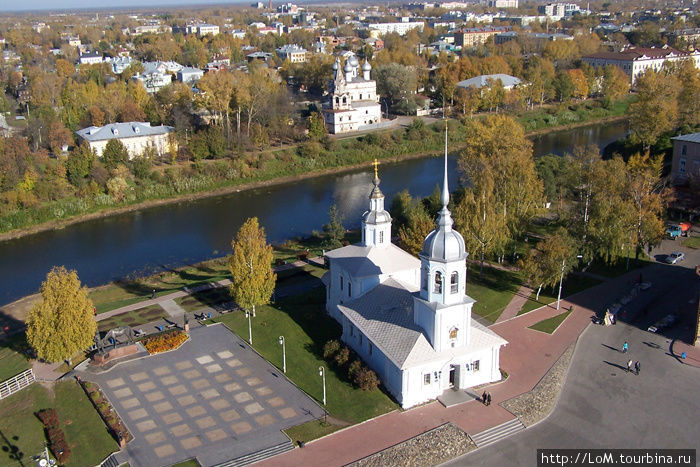 вид с колокольни на Кремлёвскую площадь и Церковь Иоанна Предтечи в Рощенье Вологда, Россия