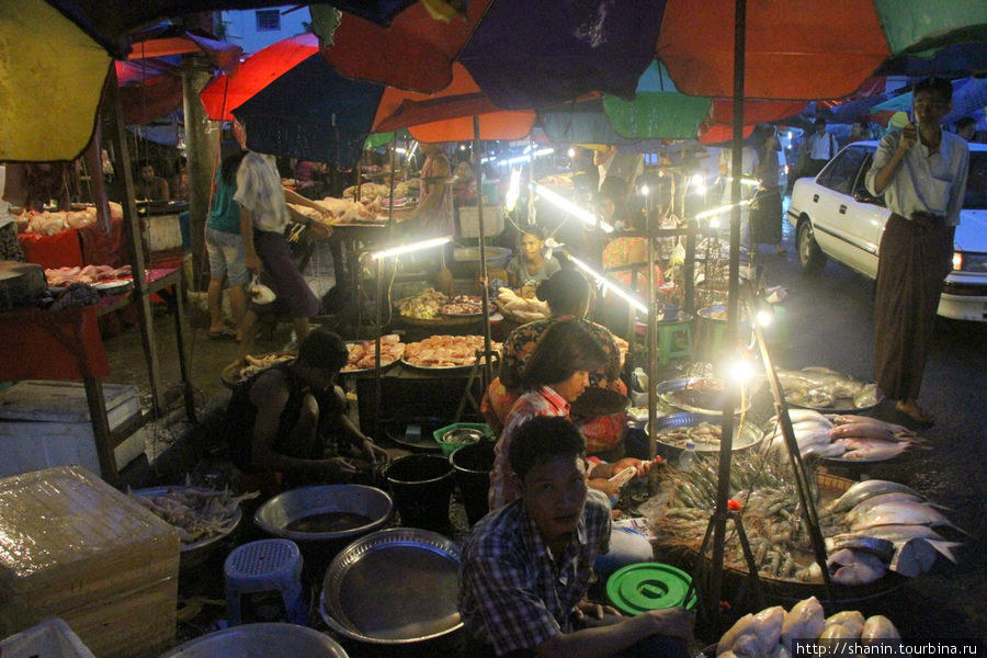 Ночной рынок на улице Анавратха Янгон, Мьянма