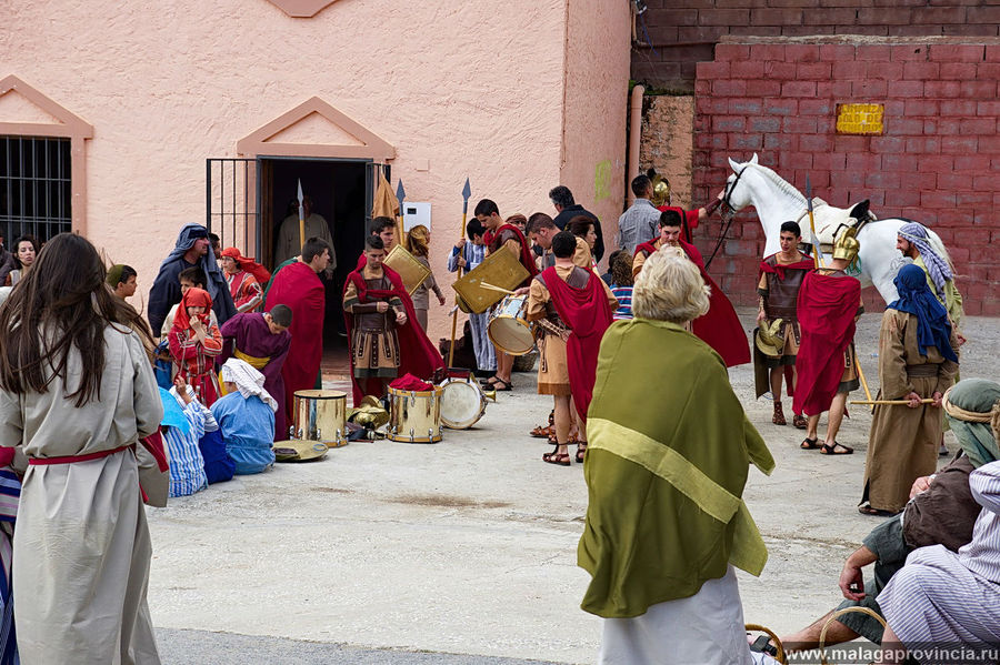 Жители деревни готовятся к постановке Малага, Испания