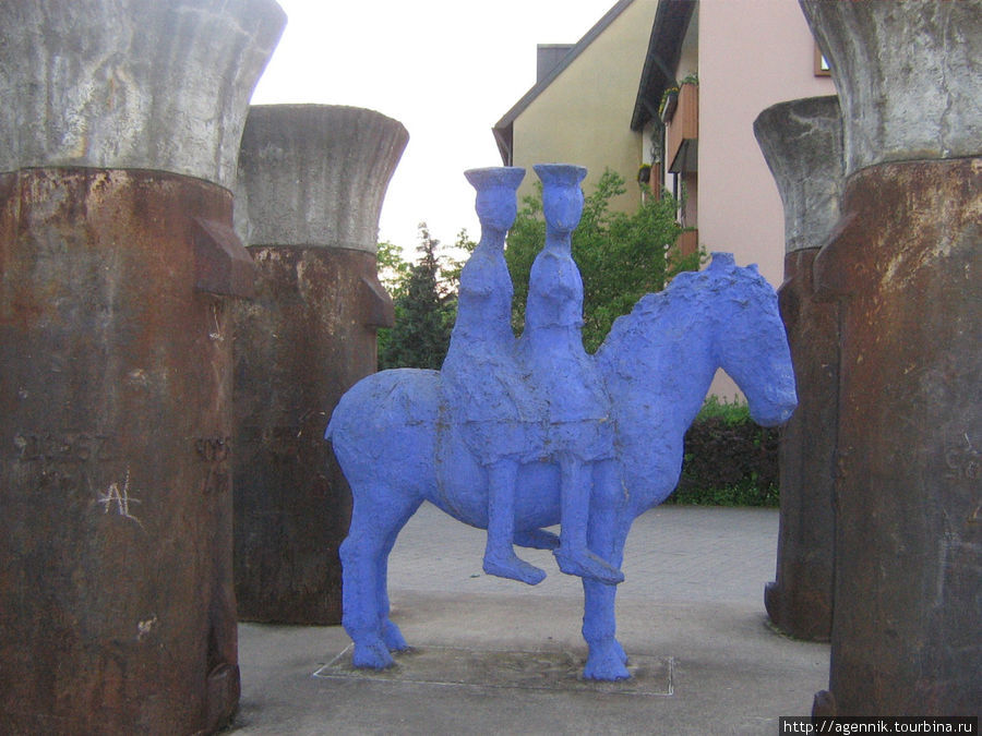 Синие тамплиеры неподалеку от Унивеситета Нюрнберг, Германия