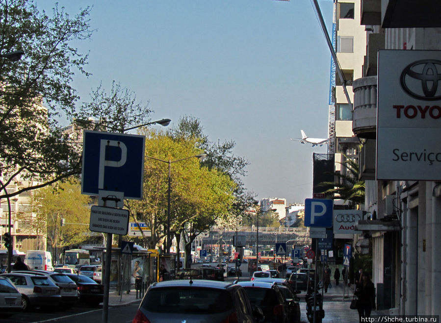 Это не снимок знака парковки. Это не очень удачная попытка снять идущий на посадку самолет (до аэропорта меньше 10 км.) Лиссабон, Португалия