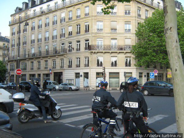 Полиция работает нестандартно! Париж, Франция