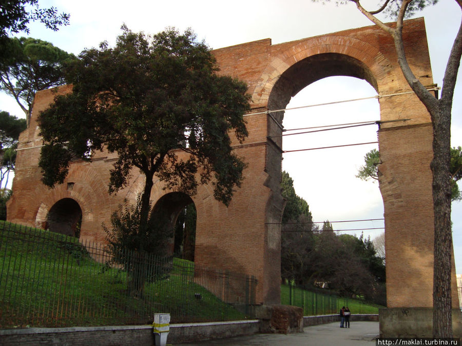 Римский акведук неподалёку от Колизея. Возможно, с помощью его подавалась вода на арену Колизея для проведения наумахий (водных сражений, которые пользовались особой популярностью у римлян). Рим, Италия