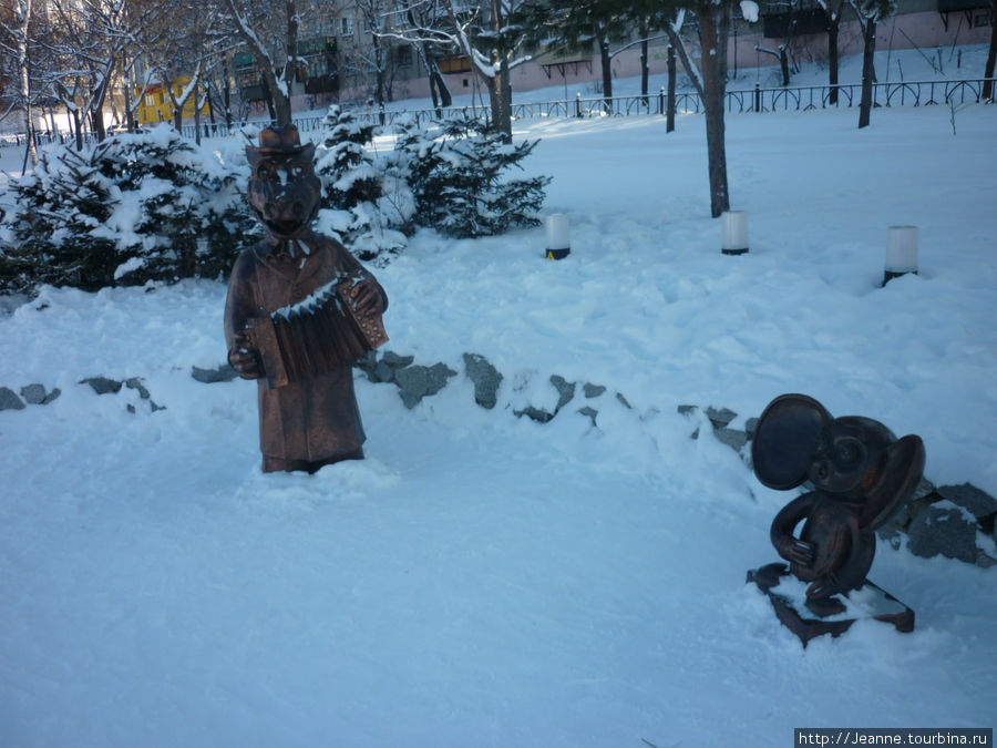 Вижу — какая прелесть! Это же знаменитые Крокодил Гена с Чебурашкой из мультфильма советских времён! Хабаровск, Россия