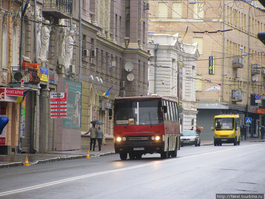 Автобус у бывшего кинотеатра 1-й Комсомольский. Ещё ранее Ампир Харьков, Украина