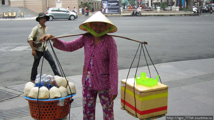 Торговля на улице, не дорогим кокосовым соком. Хошимин, Вьетнам