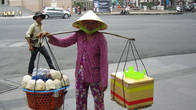 Торговля на улице, не дорогим кокосовым соком.