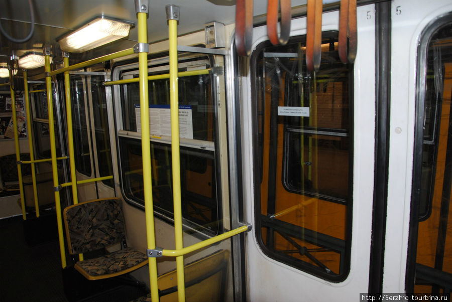 А вот так выглядит внутри вагон поезда на Жёлтой линии №1 Будапешт, Венгрия