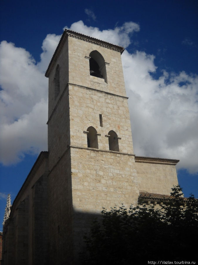 Церковная колокольня — больше похожа на крепостную башню Паленсия, Испания