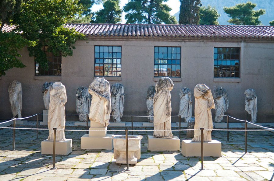 В музее множество древнегреческих и римских скульптур. Коринф, Греция