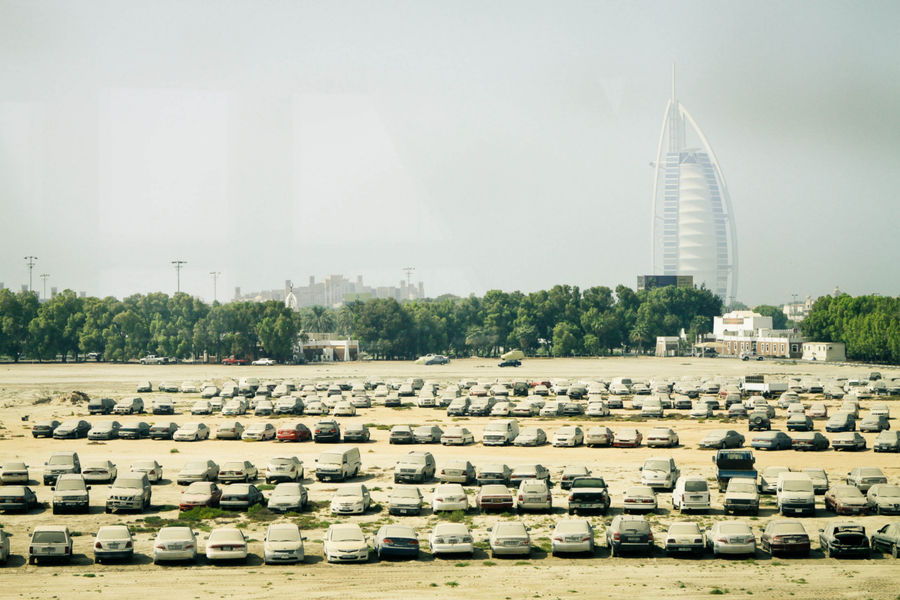 вот что происходит со старыми автомобилями — пылятся в пустыне без сожаления Дубай, ОАЭ