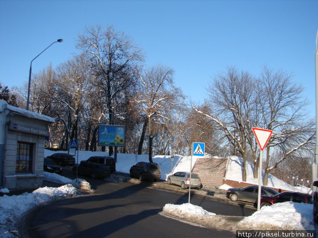 Вид на западный вход в парк Киев, Украина