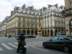 Улица Риволи — одна из самых длинных улиц в Париже. Соединят площадь Бастилии с площадью Согласия.