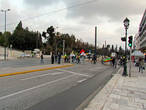 Вот уже демонстранты выруливают на основную дорогу перед парламентом