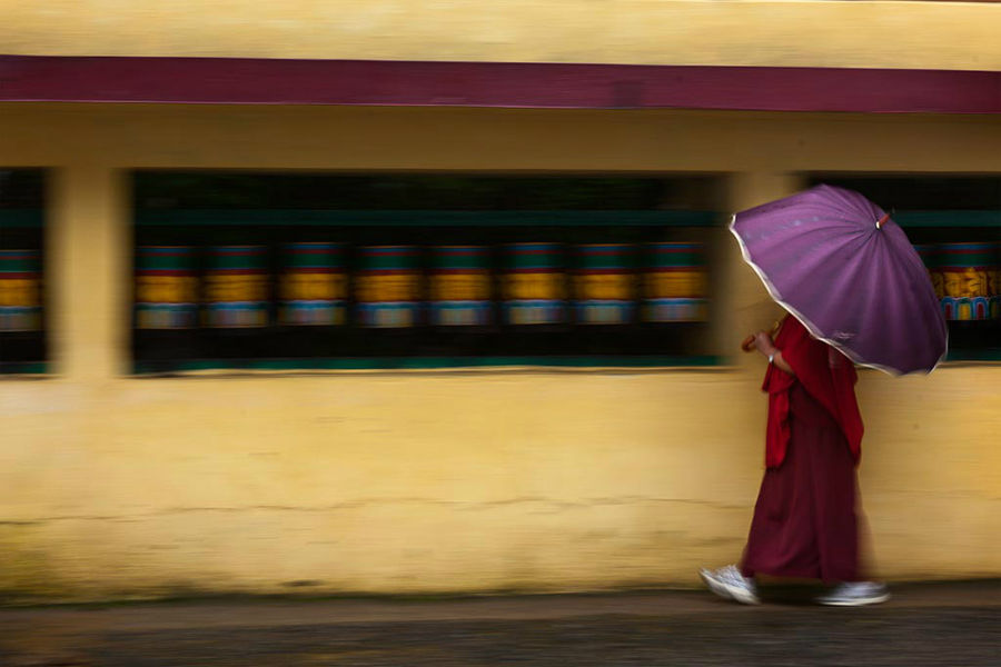 Буддистский монах, вращающий молитвенные барабаны. МакЛеод Ганж (город, в котором обосновались Далай Лама и тибетское правительство), штат Химачал Прадеш Индия