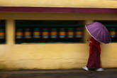 Буддистский монах, вращающий молитвенные барабаны. МакЛеод Ганж (город, в котором обосновались Далай Лама и тибетское правительство), штат Химачал Прадеш