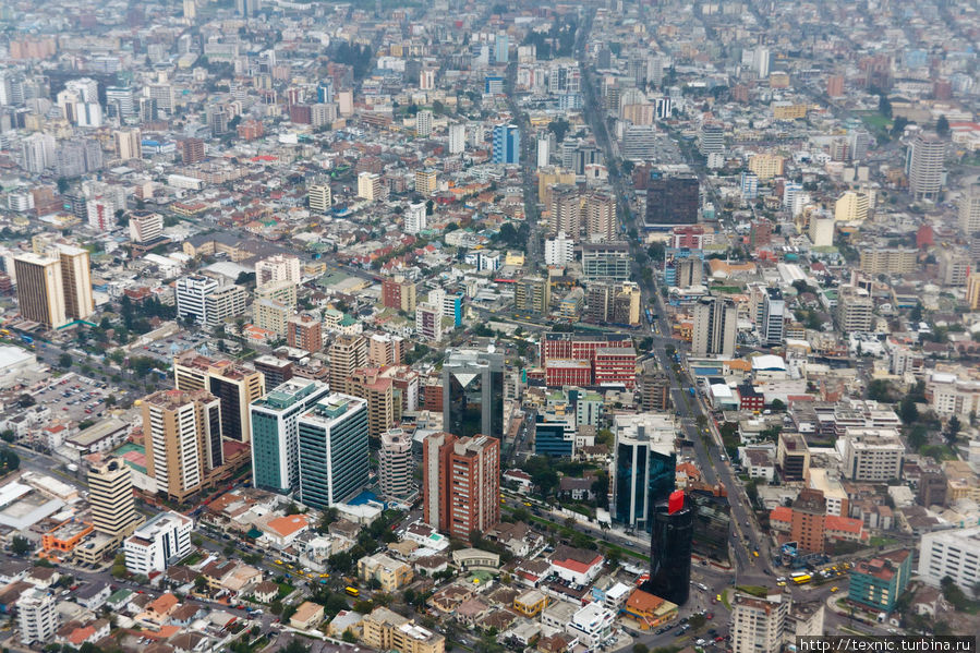 Как видно, большинство зданий в Кито не выше 10 этажей, но есть и буквально пара зданий в этажей 25 Кито, Эквадор
