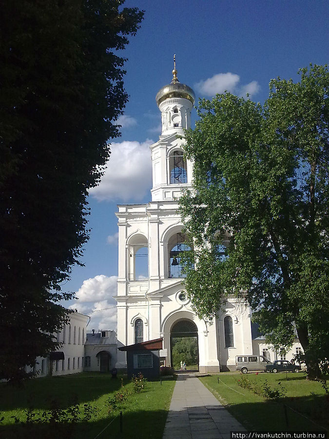 Непропорциональная колокольня (снимок сделан не с теплохода) Великий Новгород, Россия