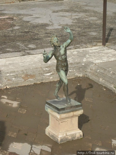 Знаменитая статуэтка Фавн. Знал ли владелец виллы, покупая ее и устанавливая, что она в историю войдет? Помпеи, Италия