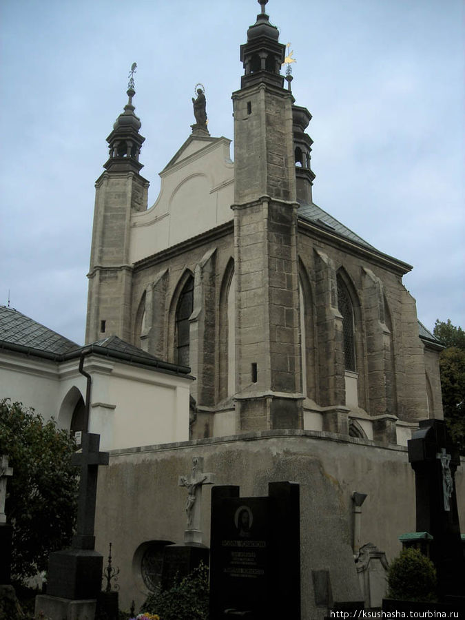 На её нарядном фоне Костёл св.Якова(Костнище) смотрится особенно строгим, и даже мрачным. Кутна-Гора, Чехия