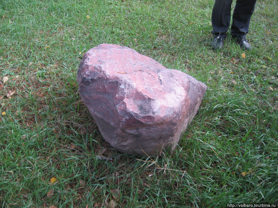 По преданию, Левитан любил рисовать, сидя на этом камне. Елисейково, Россия