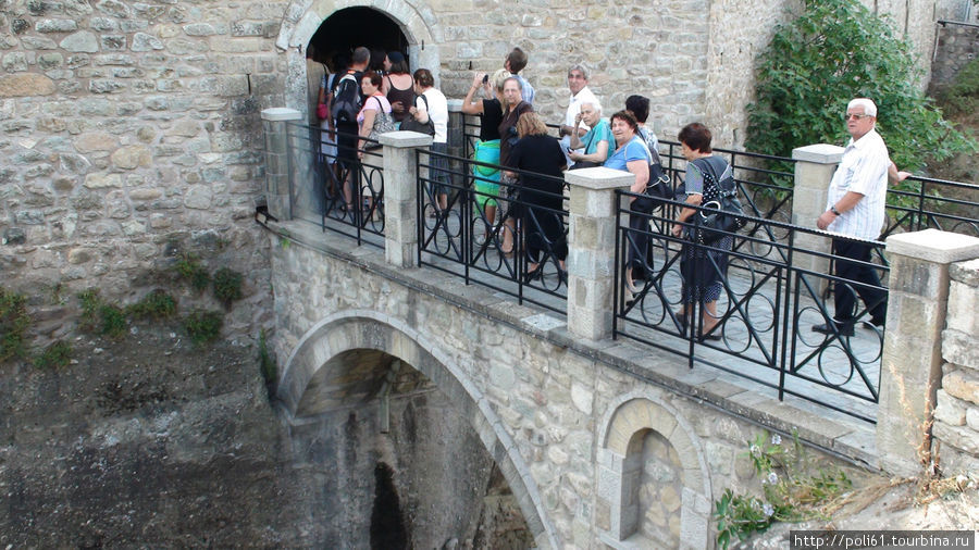 Вход в монастырь наиболее доступен и осуществляется по единственному пешеходному мосту длиной 8 метров. Каламбака, Греция