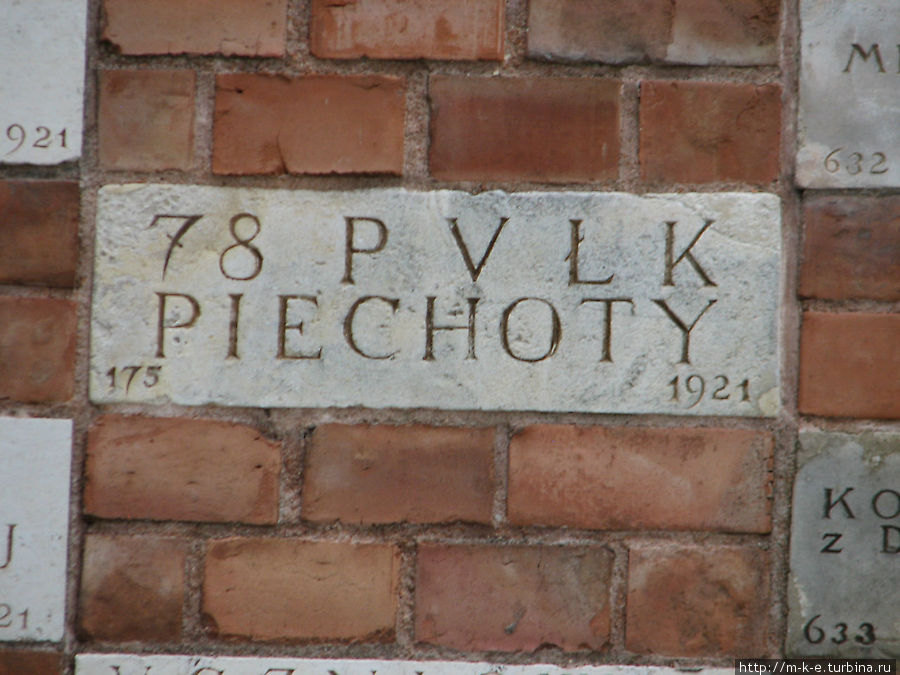 Доски посвящены тем, кто восстанавливал замок Краков, Польша