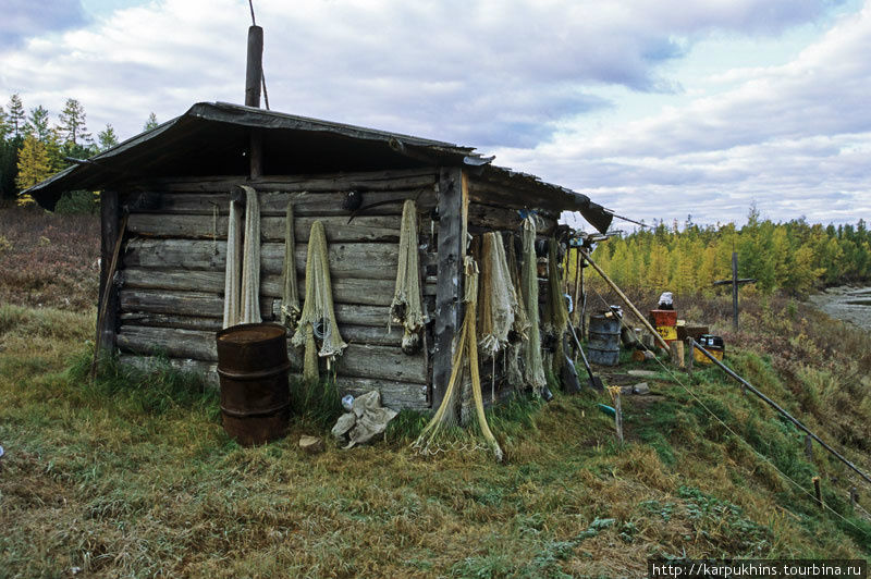 Единственная избушка на зимовье Юдома-Крестовская. Хабаровский край, Россия