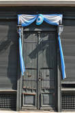 Многие двери затейливо украшены аргентинским флагом