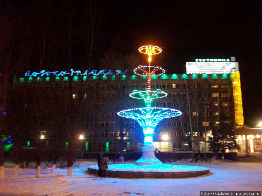 Световой фонтан у гостиницы Новокузнецкая. Кемеровская область, Россия