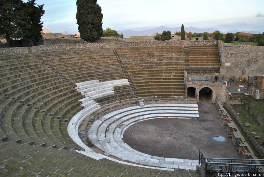 Большой театр, построенный около 200-150 г. до н.э., при строительстве использовали особенности рельефа — естественнуюй впадину холма. Помпеи, Италия