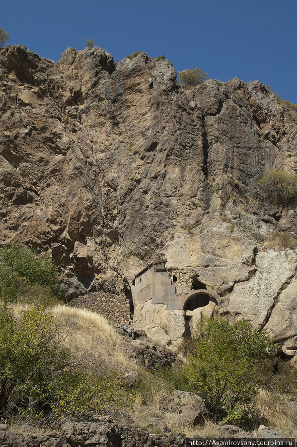 Некоторые пещерные кельи, окружающие монастырь, вполне доступны для осмотра. Многие облагорожены обработанным камнем, богатой резьбой, некоторые представляют из себя примитивные пещеры с переходами, отверстиями, закопченными потолками. Гегард, Армения