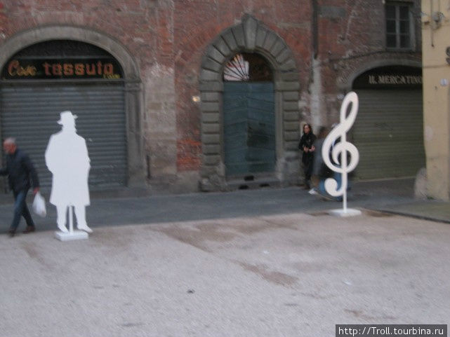 Музыкальная тема присутствует и не только в виде памятников музыкантам! Лукка, Италия