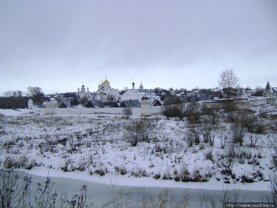 С крутого берега реки Каменки открывается чудесный вид на Покровский женский монастырь (заложен в 1364 году) Суздаль, Россия