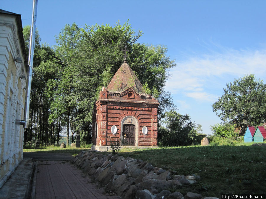 Во дворе Троицкой церкви старинная усыпальница семьи нотариуса Маслова