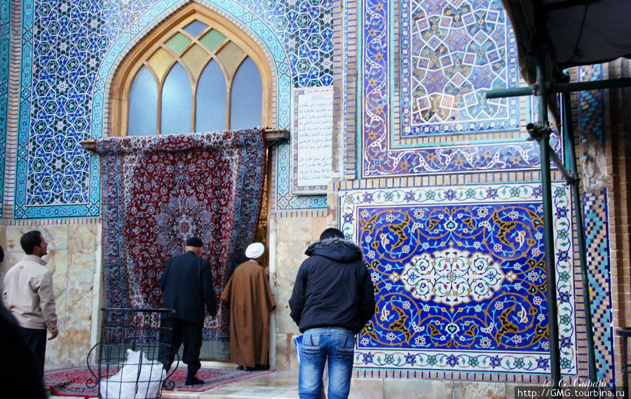 Вход в одну из мечетей закрывает красивый персидский ковер. Кум, Иран