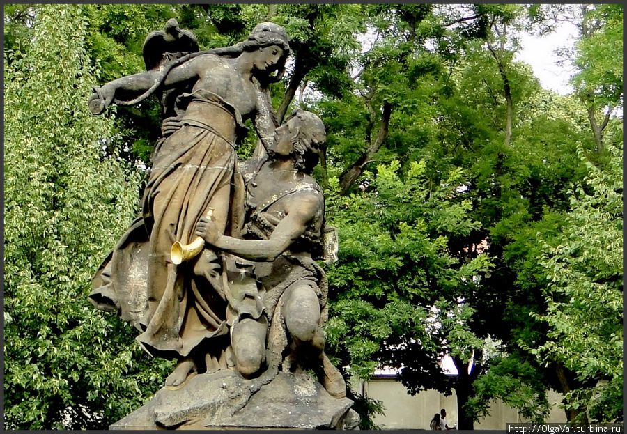 Цтирада и Шарка, украшавшие мост Палацкого, теперь обнимаются в Вышеградском саду Прага, Чехия