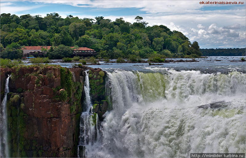 сам водопад ( точнее его  часть) Аргентина