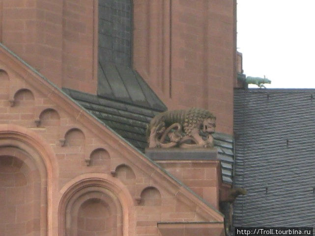 Лев ужинает, видимо, змеей на крыше собора Майнц, Германия