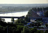 Город разделяет одна из самых полноводных и стремительных рек — Припять, через которую раскинулся самый длинный в Беларуси мост.