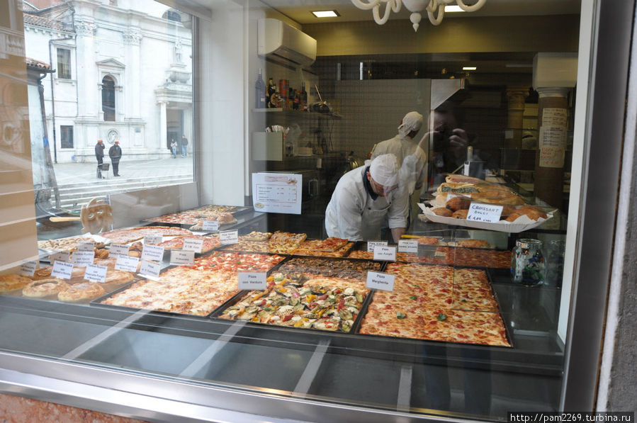 витрина пиццерии Венеция, Италия