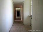 Правое крыло замка. Здесь очевидны следы реконструкции: длинный коридор и маленькие комнатки проживания.