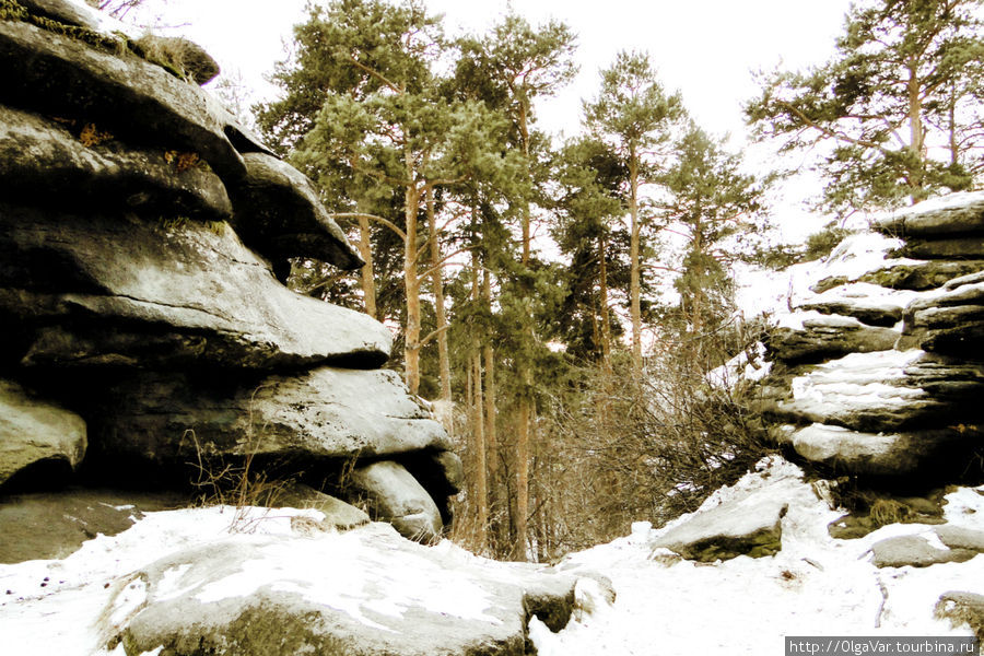 Каменные палатки представляют собой композицию из трех, близко стоящих друг к другу каменных скоплений с небольшими промежутками между собой Екатеринбург, Россия