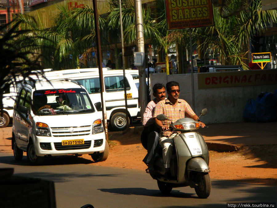 В Гоа и мотороллеры поновее и машины, да и на дорогах почище Индия