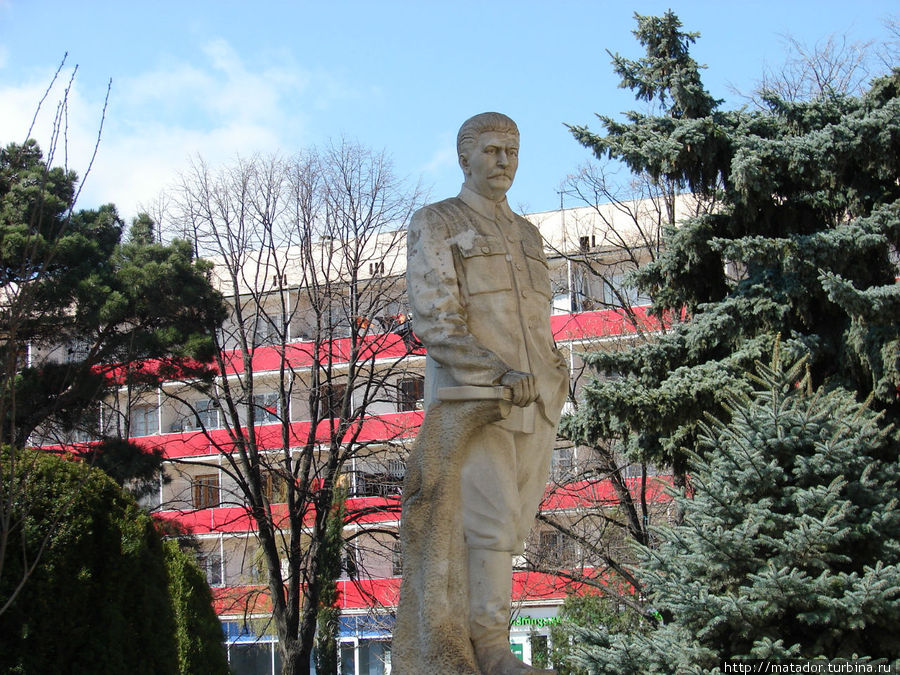 Позади павильона с домом, перед входом в музей, памятник Сталину. Гори, Грузия