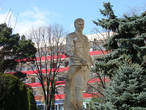 Позади павильона с домом, перед входом в музей, памятник Сталину.