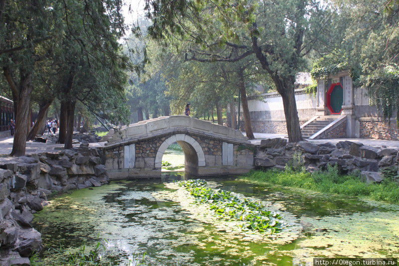 Тихих мест в Летнем дворце Пекина осталось уже совсем мало