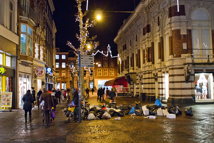 У голландцев есть рождественская традиция — выкидывать ненужный хлам прямо из окон. Говорят, к счастью. Правда, в данном случае, это обычный мусор. Тут не бывает мусорных контейнеров и поэтому по вечерам принято выкидывать пакеты с мусором прямо на дорогу. Которые потом подбирают мусоровозки. Харлем, Нидерланды