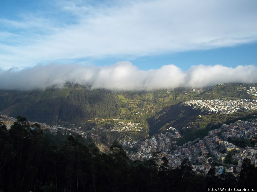 Облако залезло на соседний холм Кито, Эквадор